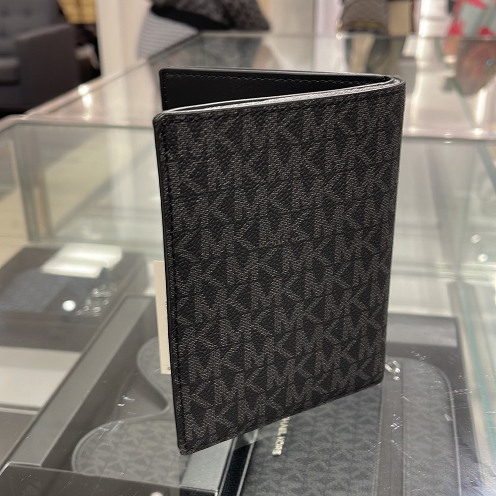 Michael Kors Jet Set Travel Passport Wallet
Black Signature/Silver-Tone Hardware - Picture 8 of 16